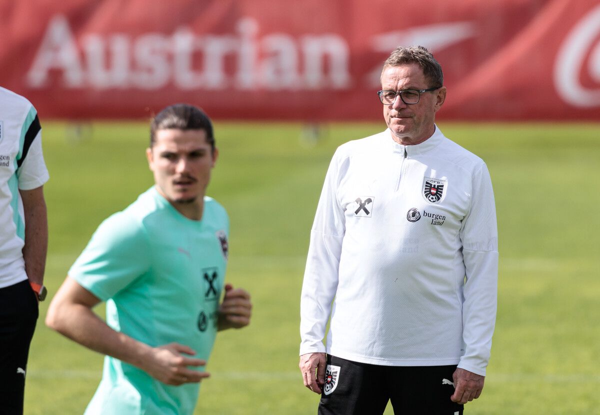 Teamchef Ralf Rangnick will das Ticket mit der Mannschaft rund um BVB-Legionär Marcel Sabitzer (l.) schon auf Zypern buchen.⇒gepa