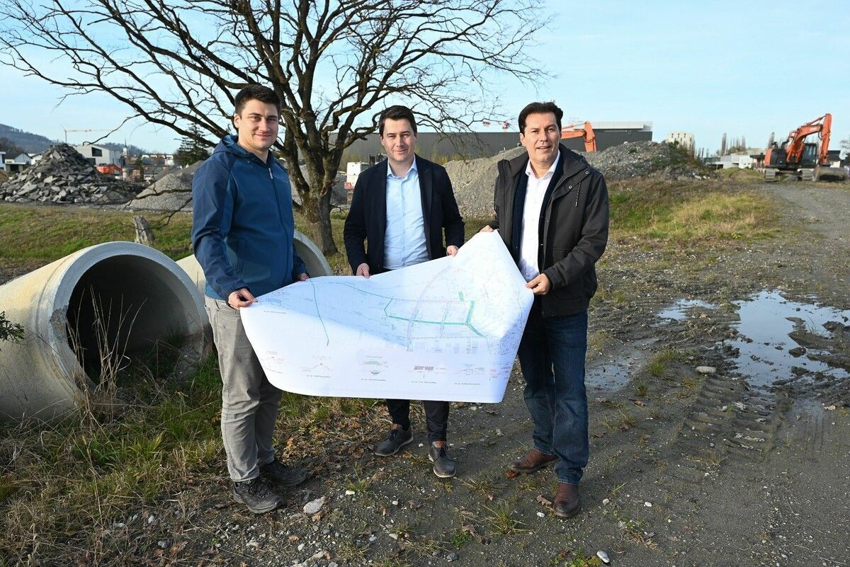 Tiefbauleiter Nicholas Hofer veranschaulicht Bürgermeister Patrick Wiedl und Vizebürgermeister Martin Fitz die Baupläne am neuen Betriebsgebiet Heitere.⇒Bernadette von Sontagh