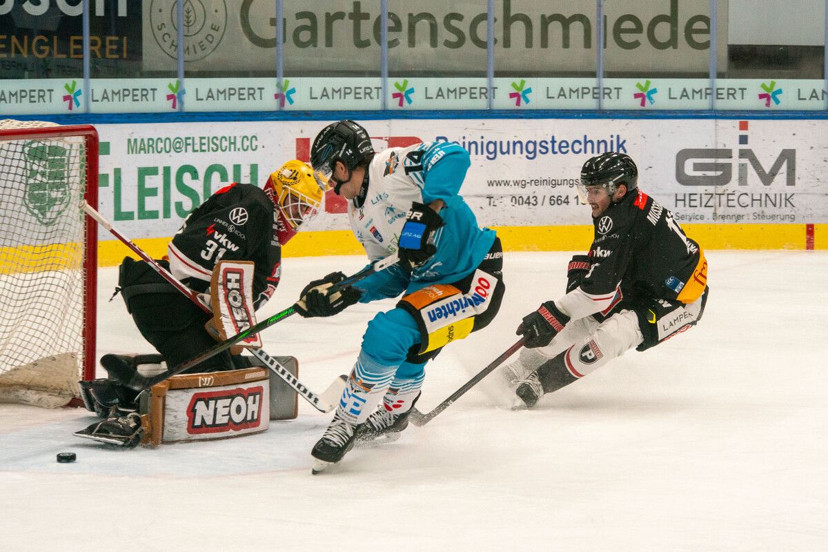 Torhüter David Madlener und Verteidiger Mark Mussbacher hatten gegen Linz alle Hände voll zu tun. ⇒Rothmund