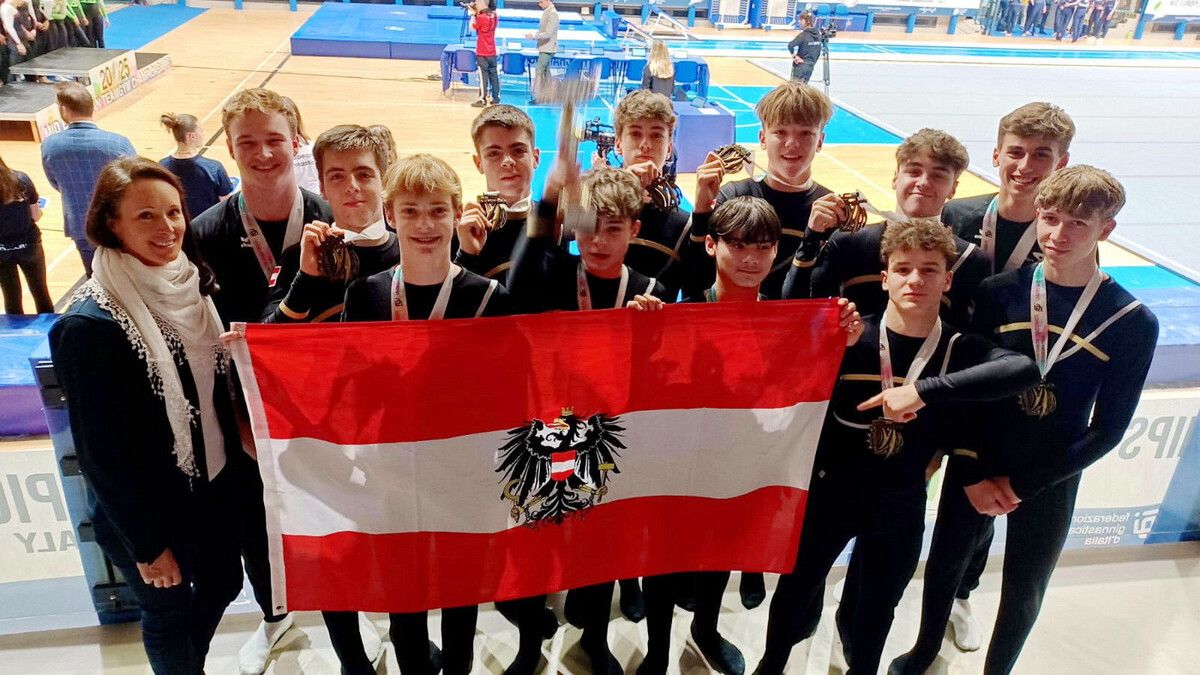 Turnsport-Austria-Vizepräsidentin Bianca Franzoi (l.) mit den „vergoldeten“ Junioren der TS Wolfurt.⇒Turnsport Austria