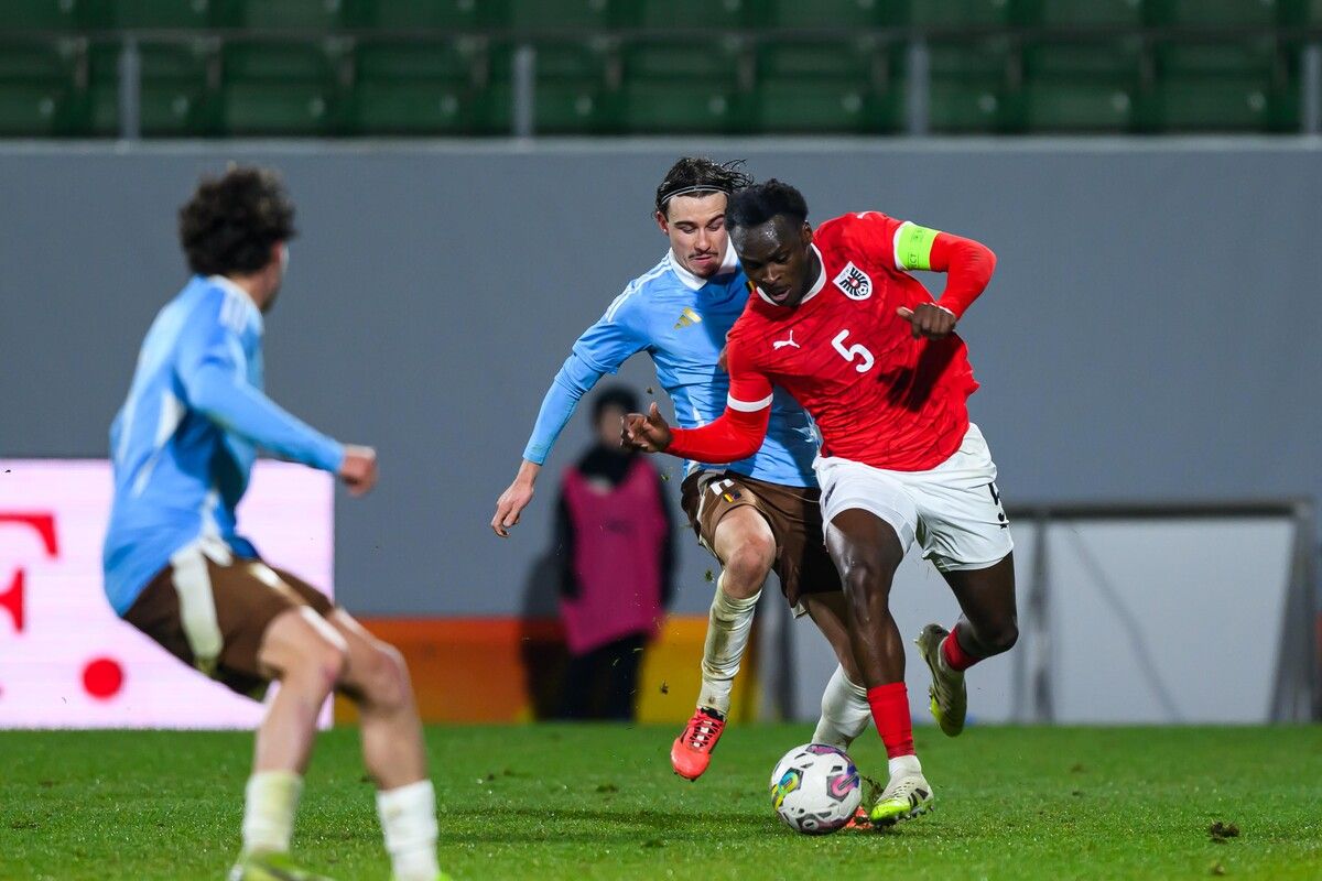 U-21-Teamkapitän Samson Baidoo im Duell mit Belgiens Kamiel Van de Perre.⇒gepa