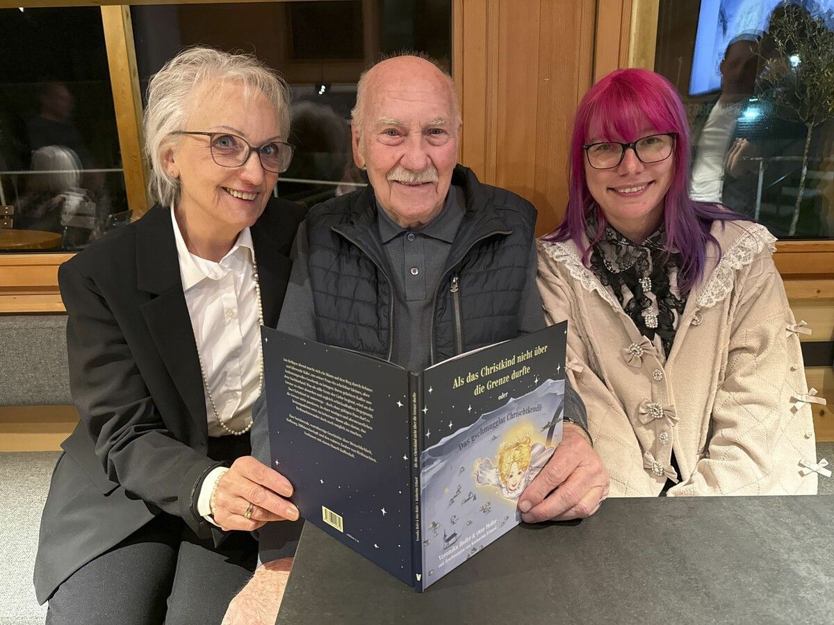 Übersetzerin Veronika Hofer, Autor Otto Hofer und Illustratorin Katharina Erhard mit dem neuen Werk.⇒Franc
