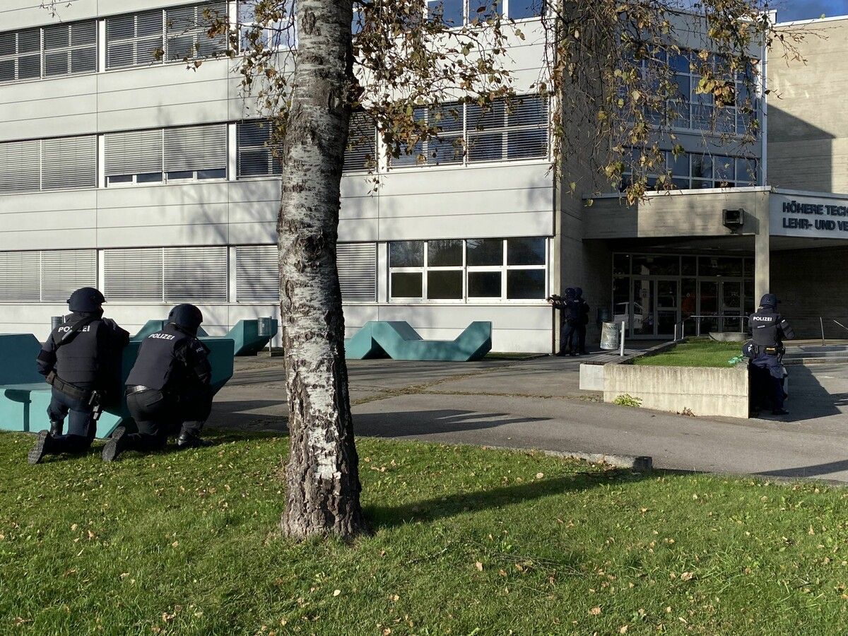 Übung einer Einsatzeinheit der Polizei im Rahmen einer angeblichen Amokdrohung bei der HTL Rankweil.⇒ Symbol/vn/rauch