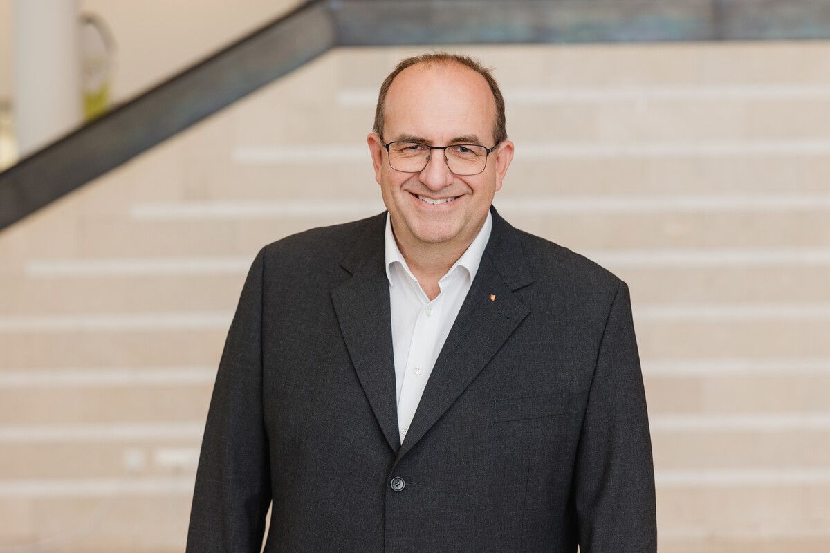 „Unsere Mitarbeitenden kümmern sich um Aufgaben, die direkt das Leben der Menschen in Vorarlberg berühren.“⇒ Nina Broell