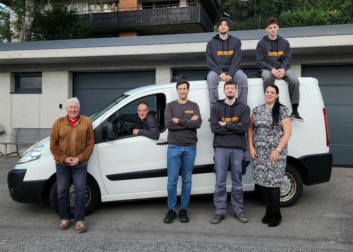 V. l.: Anton Zimmermann (Seniorchef), Bernhard Zimmermann (Geschäftsführer), Tobias Oberhuber (Mitarbeiter seit 27 Jahren), Sohn Erik Zimmermann, Birgit Zimmermann (Geschäftsleitung), oben sitzend Söhne Peter und Emil Zimmermann. ⇒Joanna Sinclair