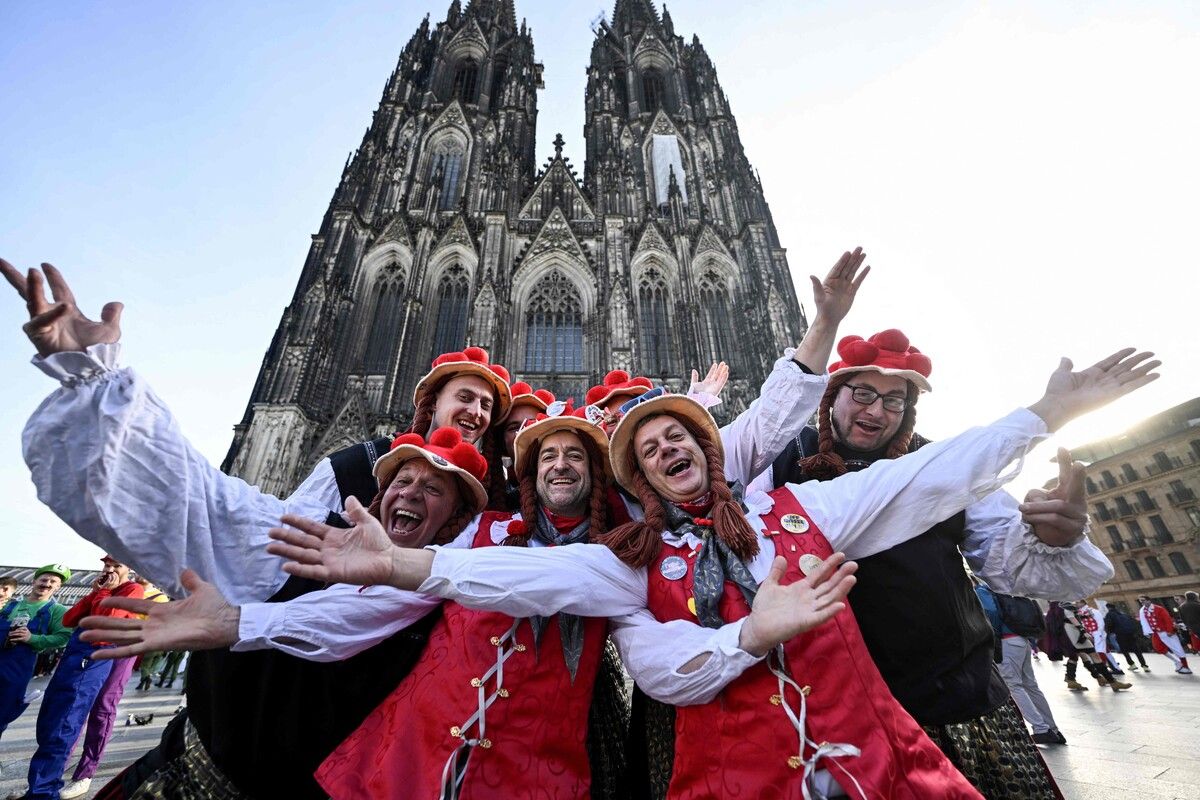 Verkleidete Narren in traditionellen Schwarzwaldtrachten mit Bollenhüten feiern am 11.11. vor dem Kölner Dom den Start der Karnevalssaison. AFP (5)