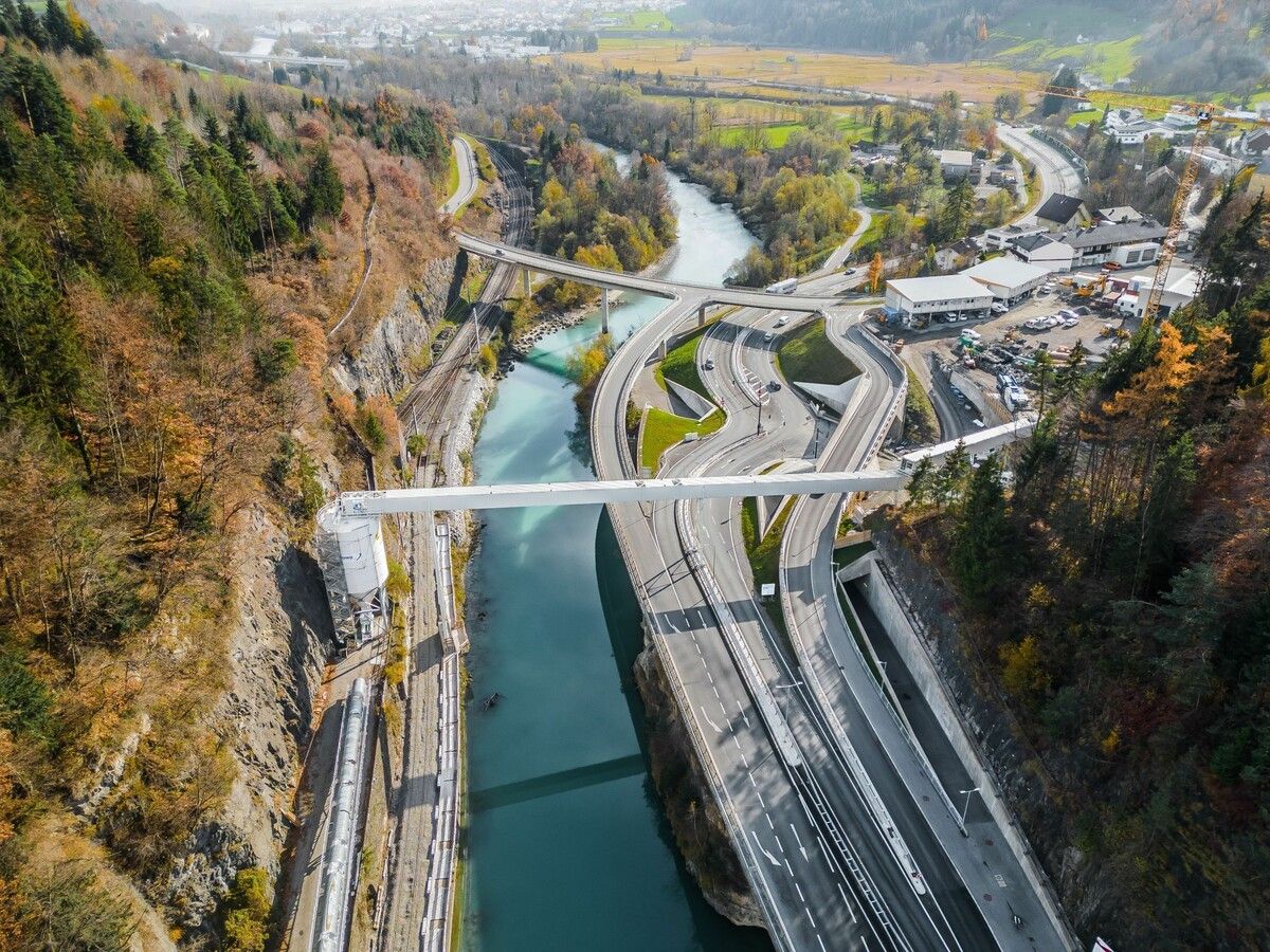 Verladeanlage und Förderband über die L190 und die Ill prägen derzeit das Bild in der Felsenau.⇒VN/Steurer