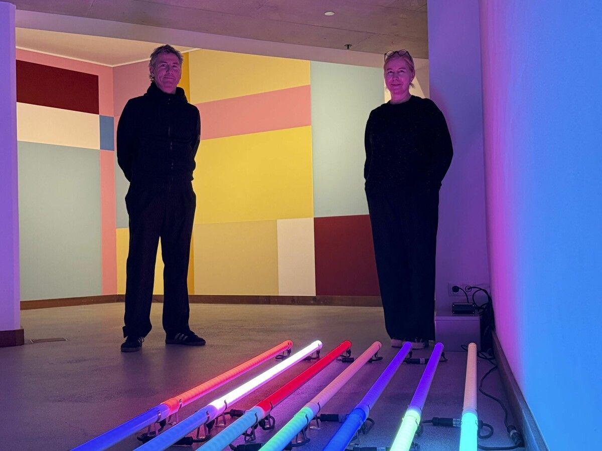 Vernissageredner Klaus Feldkircher und Miriam Prantl im Raum mit Licht und Farben.⇒Franc