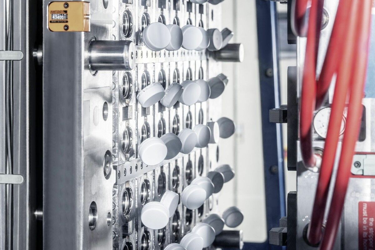 Verpackungsspezialist erweitert ab sofort in Serbien die Produktion und das Sortiment hochwertiger Verschlüsse. ⇒FA