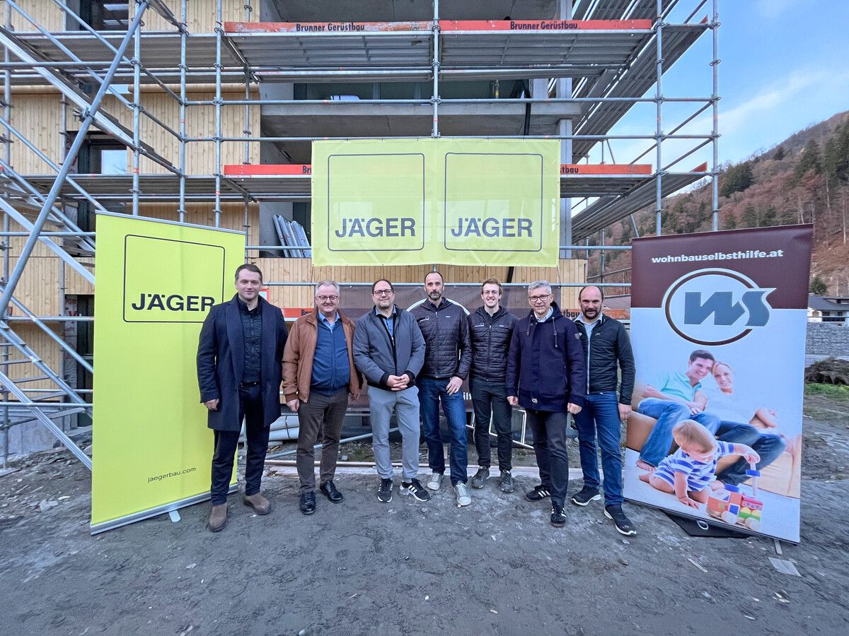 Vertreter von Jäger Bau und der Wohnbauselbsthilfe sowie Martin Vallaster (Bgm. Bartholomäberg) und Jürgen Haller (Bgm. Schruns) freuten sich über die Firstfeier. ⇒Wohnbauselbsthilfe
