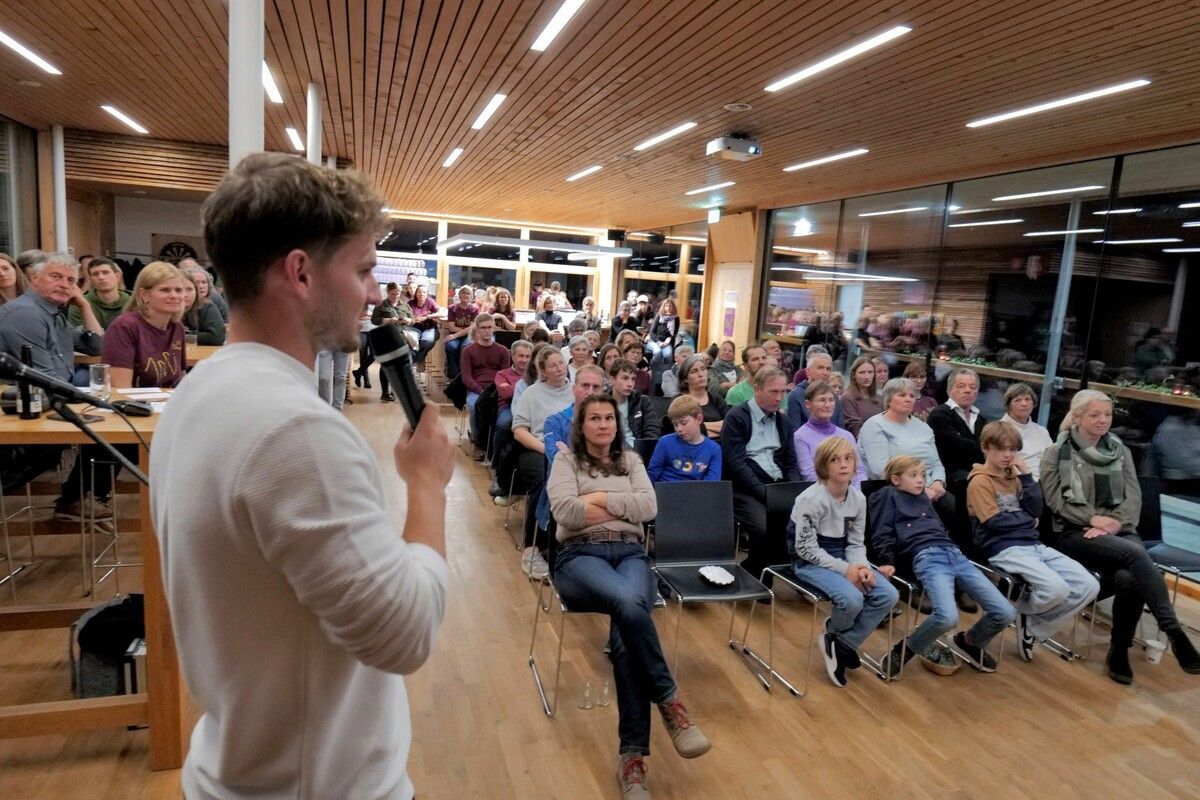 Viele Besucherinnen und Besucher hörten den Glaubenserfahrungen des Jungprofis zu. ⇒Erwin Moosbrugger (2)