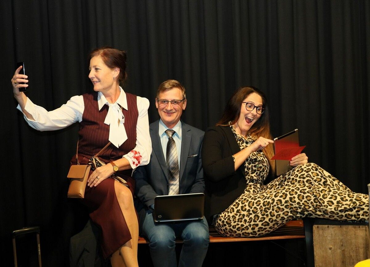 Viktoria (Ariane Berkmann), die Businessfrau, Hubert (Stephan Scheffknecht), der Verschwörungstheoretiker, und Sieglinde Sieg (Sonja Geiger), die Motivationstrainerin.