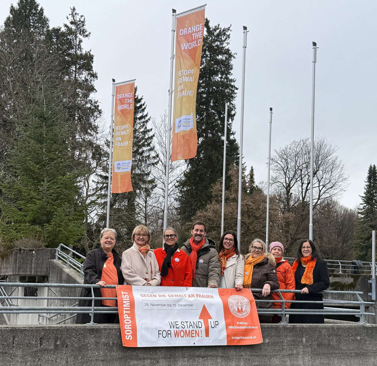 Vizebürgermeisterin Andrea Mallitsch und Bürgermeister Simon Tschann mit den Frauen von „Soroptimist“ beim Hissen der Fahne vor dem Bludenzer Rathaus.