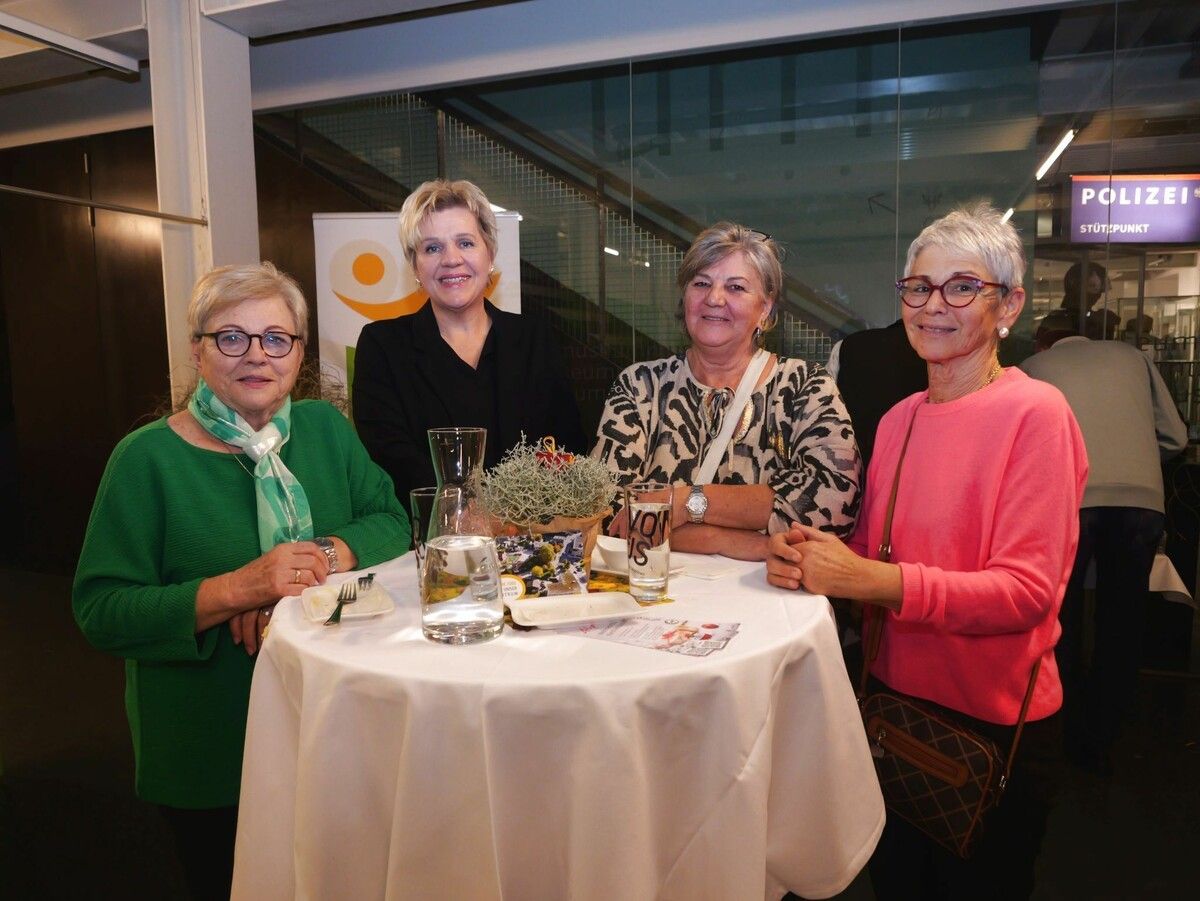 Vizebürgermeisterin Michaela Gort (2.v.l.) sucht das Gespräch mit pflegenden Angehörigen.⇒Henning Heilmann (3)