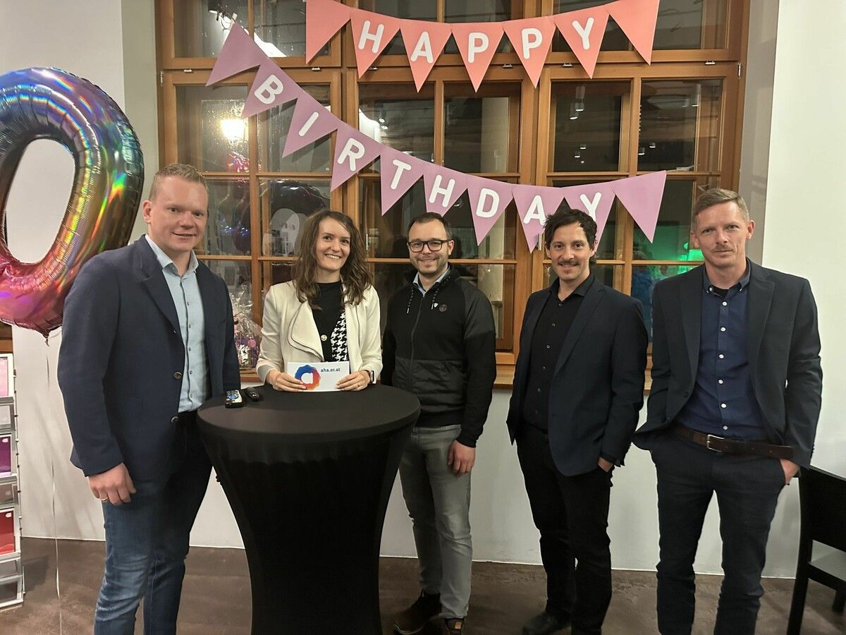 V.l.: Landesstatthalter Christof Bitschi, Moderatorin Yvonne Elender, Stadtrat Andreas Fritz-Wachter, Christoph Nutzer (Leiter Fachbereich Jugend und Familie bei der Landesregierung) sowie Simon Kremser, Geschäftsführer des aha Vorarlberg.