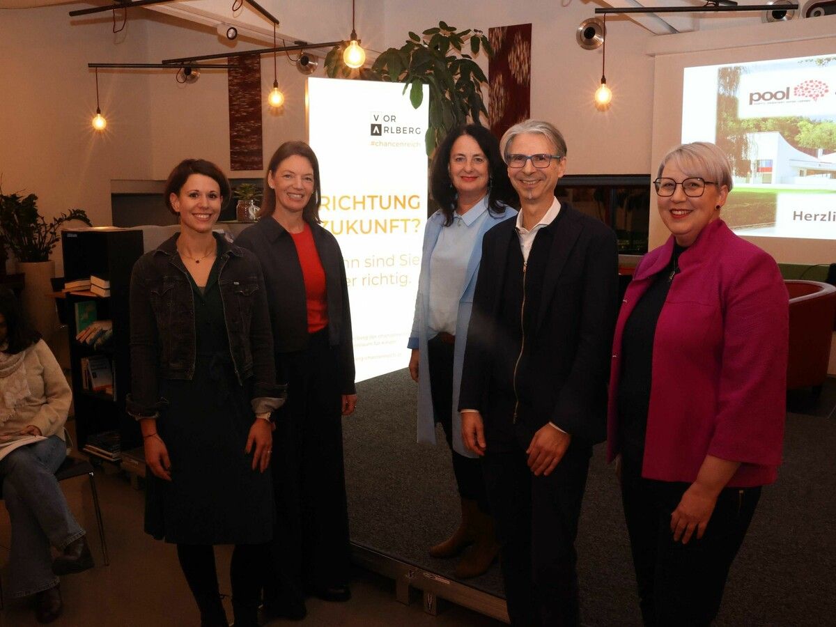 V.l.: Martina Ott (PH Vbg.), Christina Meusburger, Dir. Barbara Bergmeister-Keckeis, Alexander Kappaurer und Sabine Schjeffknecht (Leitung „Schule im Aufbruch“).⇒Arno Meusburger