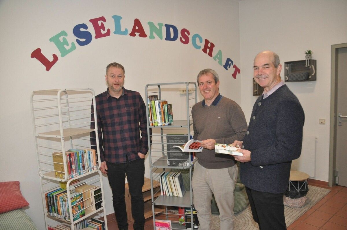 v.l.: MS Direktor Martin Natter, Bürgermeister Erich Kaufmann und Obmann Albert Rinderer.⇒ Hans Bösch (2)