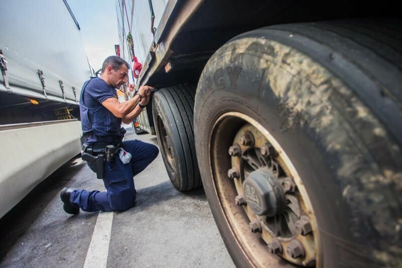 Vor allem bei den Reifen der Schwerfahrzeuge haperte es. ⇒vn/steurer