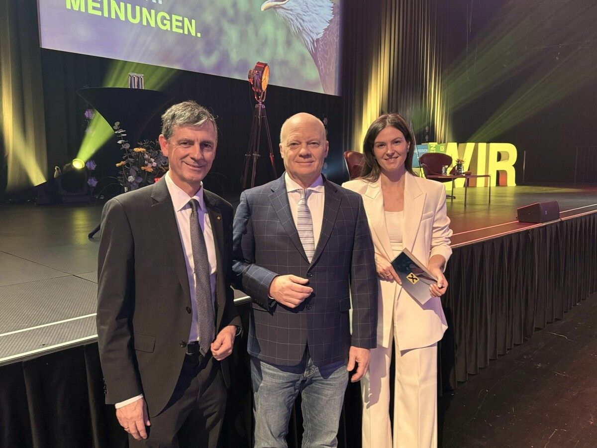 Vorstandsvorsitzender Michael Alge, USA-Experte Thomas Langpaul und Moderatorin Isabella Canaval bei der Veranstaltung in der Werkstattbühne.⇒Sigrid Juen