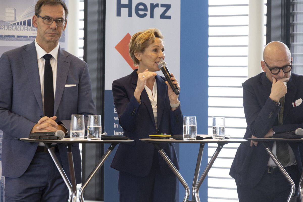 Wallner (links), Rüscher und Hohenauer präsentierten die Pläne. Mit dabei: drei Primare und ein Pflegedirektor.