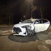 Verlassener Pkw nach Unfall