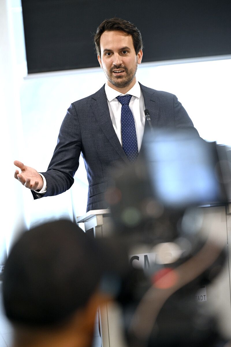 Wiederkehr argumentiert für das Kopftuchverbot für Mädchen.⇒APA