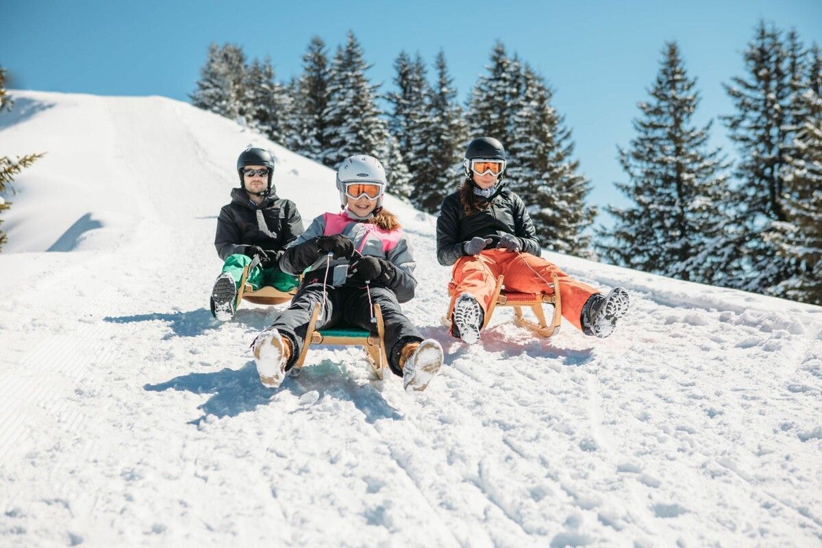 Winterparadies Vorarlberg: Diese Sportler haben in Bezau Spaß auf ihren Rodeln. ⇒VT/Dopfer