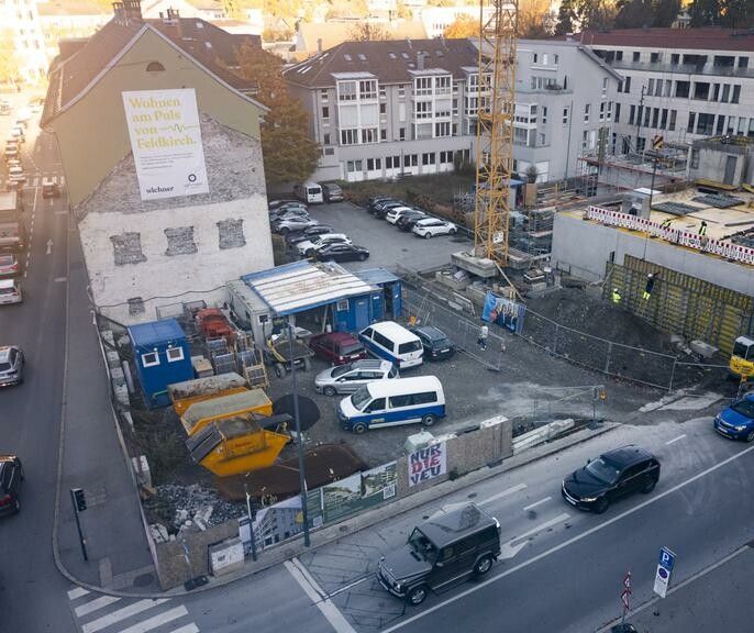 Wo jetzt Baumaschinen und -fahrzeuge geparkt sind, entsteht das Kompetenz-Center der Hypo-Bank. ⇒VN/Paulitsch