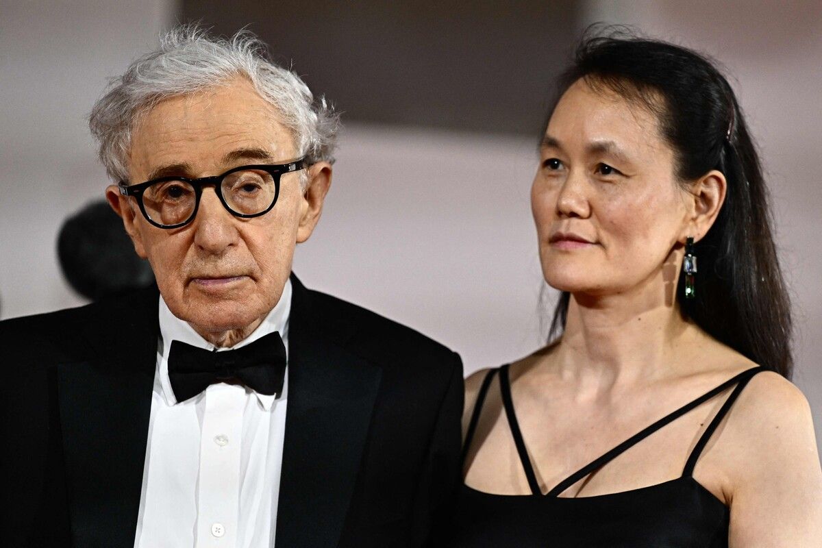 Woody Allen lebt in dritter Ehe mit der Adoptivtochter seiner Ex-Partnerin Mia Farrow, Soon-Yi Previn zusammen.