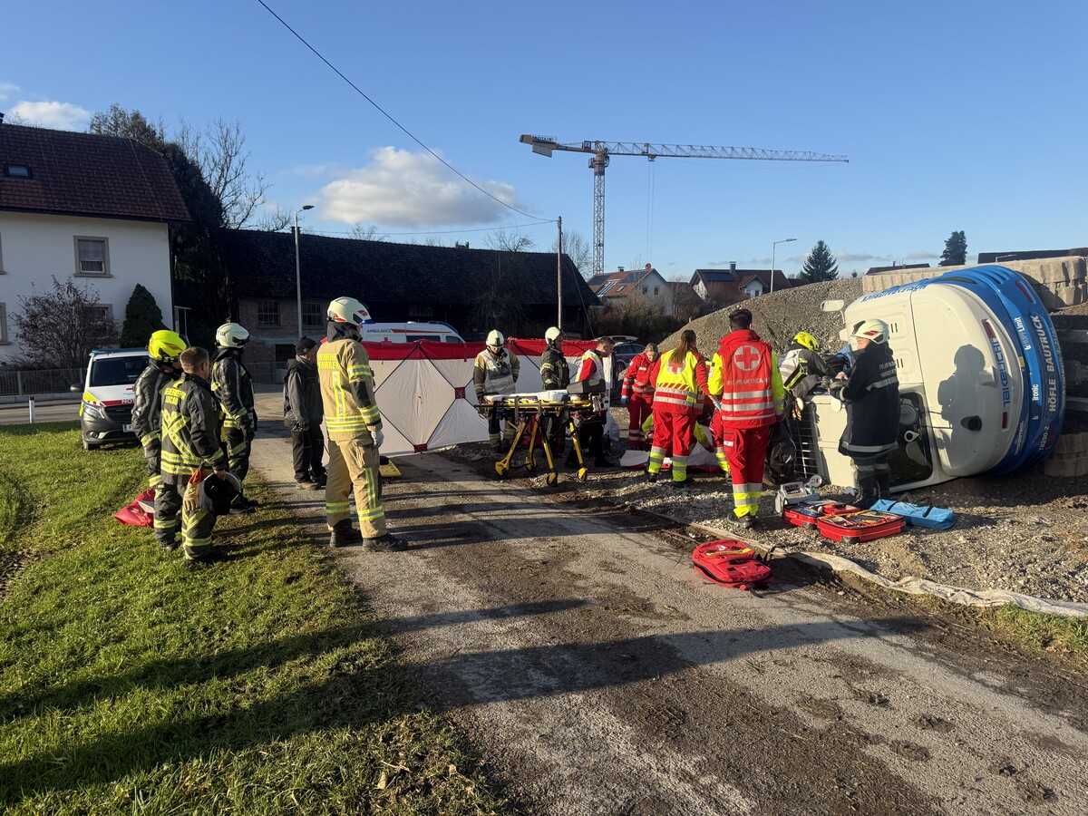 Zum Einsatz rückten die Feuerwehren von Hohenweiler und Lochau sowie das Rote Kreuz mit Sanitätern aus.⇒vlach