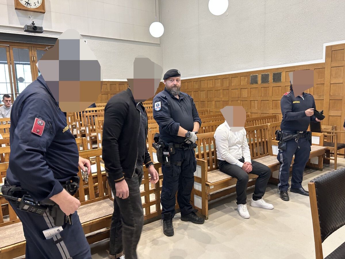 Zwei der Angeklagten werden von der Justizwache in den Verhandlungssaal geführt. ⇒VN/gs (2)