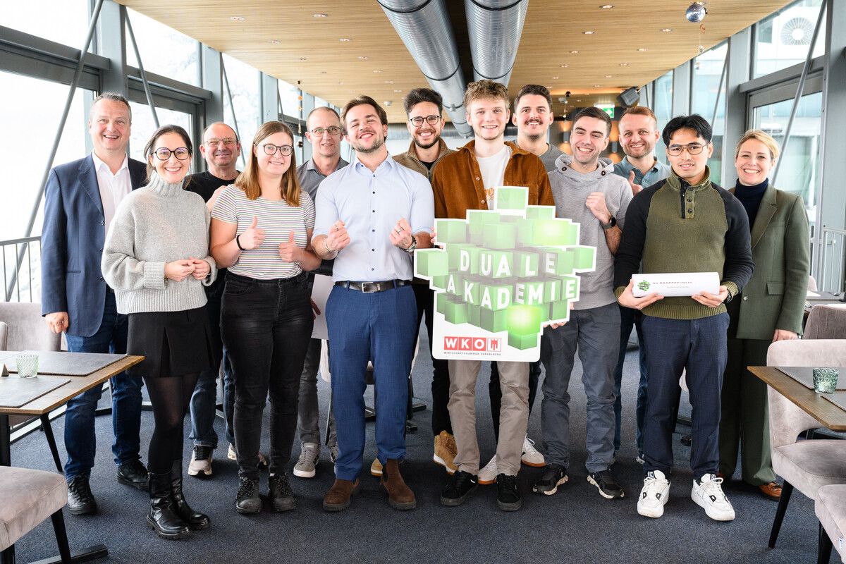 Akademie Die Duale Akademie Vorarlberg feiert die ersten Absolventen in den Fachbereichen Mechatronik und Applikationsentwicklung-Coding. Der von der Wirtschaftskammer initiierte Ausbildungsweg ist für Maturanten, die nicht sofort studieren wollen, oder Berufsumsteiger konzipiert. Aktuell befinden sich 44 Trainees in Vorarlberg in Ausbildung. wkv/Rhomberg