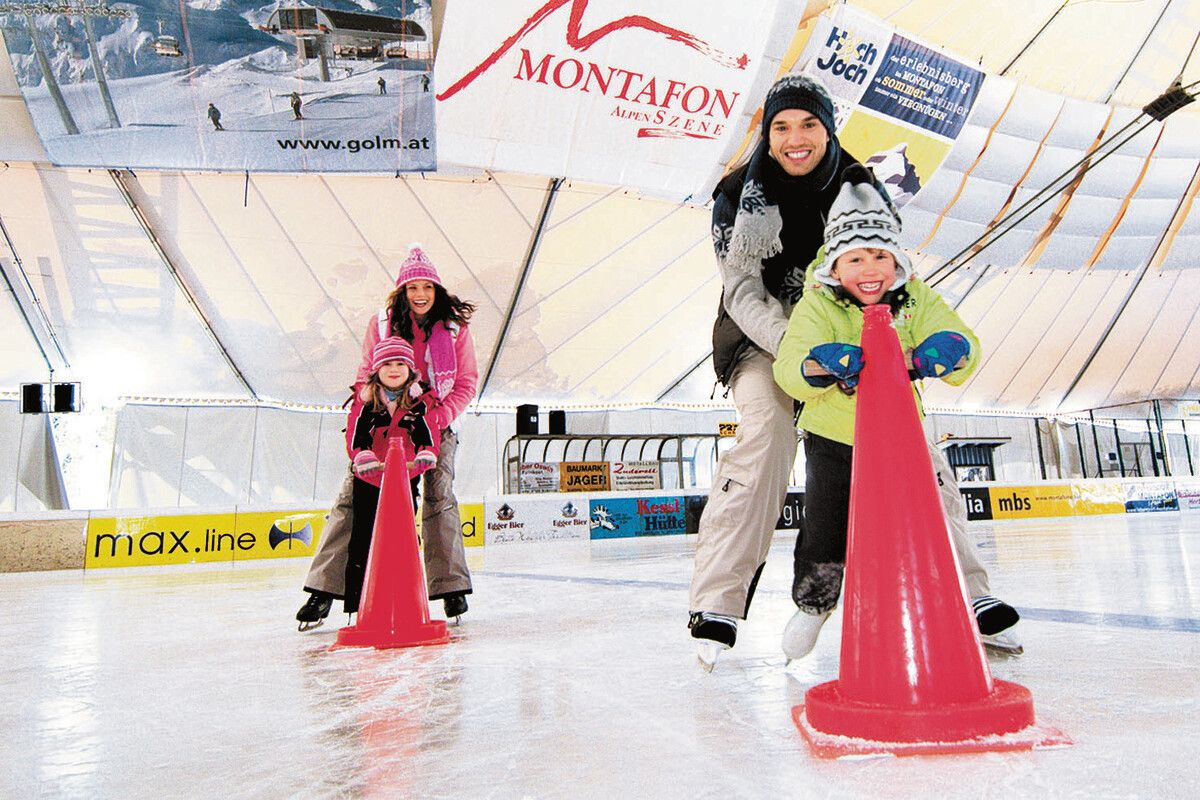 aktivpark montafon Im Winter verwandelt sich die Zelthalle mit ihrer überdachten Kunsteisbahn in einen 1800 Quadratmeter großen Wintertraum für Eis-Flitzer:innen und Hockey-Gladiator:innen. Zum Angebot gehören Publikumslaufen mit Schlittschuhverleih, Eisstockschießen, Eishockey-Spiele, Gruppenevents sowie eine coole Eisdisco.