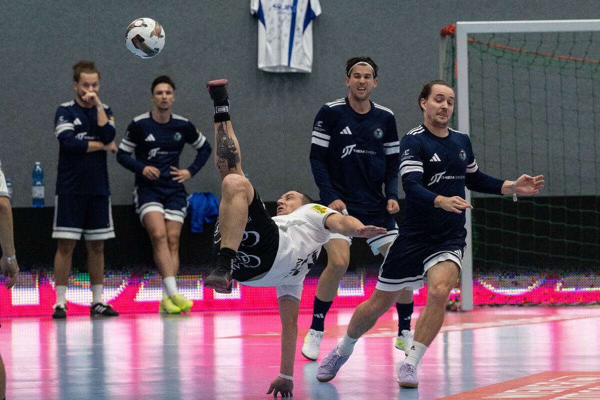 Altachs Hannes Aigner mit akrobatischer Einlage vor den Augen von Tennis-Ikone Dominic Thiem.⇒serra