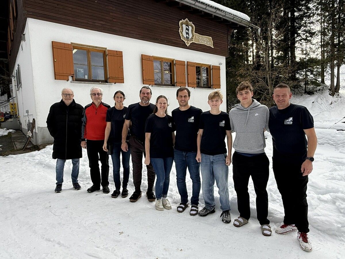 Altherren und Küchencrew vor dem Skiheim am Bödele.⇒sib (3)