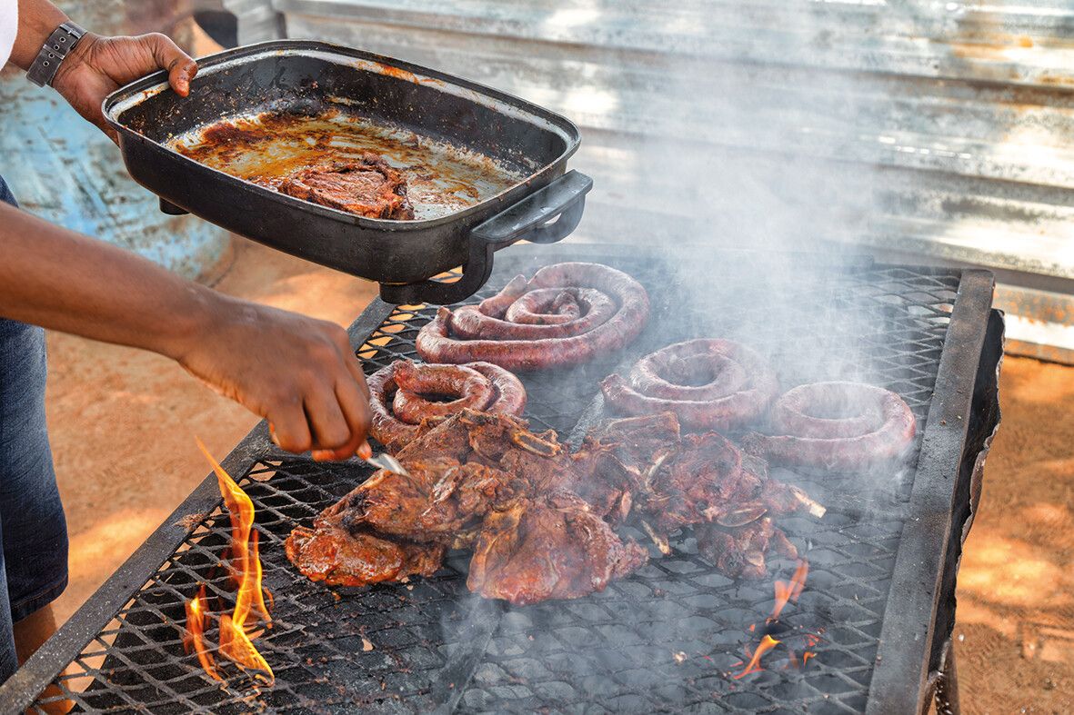 Am Braai versammeln sich Familien und Freunde oft stundenlang.⇒