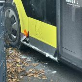 Bus verkeilt sich in Gartenzaun