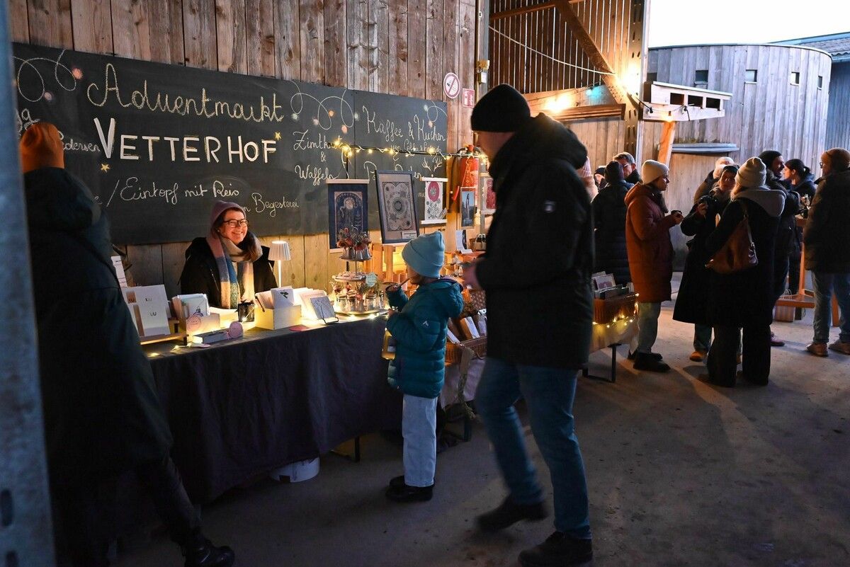 Am Freitagnachmittag lud der Vetterhof zum jährlichen Adventmarkt zu sich auf den Hof.⇒Bernadette von Sontagh