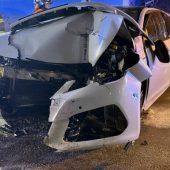 Auto prallt gegen Unterführungswand in Lauterach