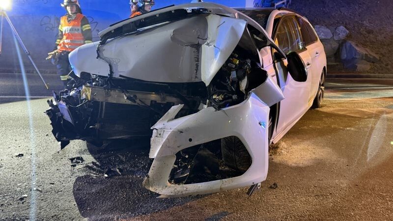 Am Pkw entstand massiver Schaden im Frontbereich. ⇒Ronald Vlach