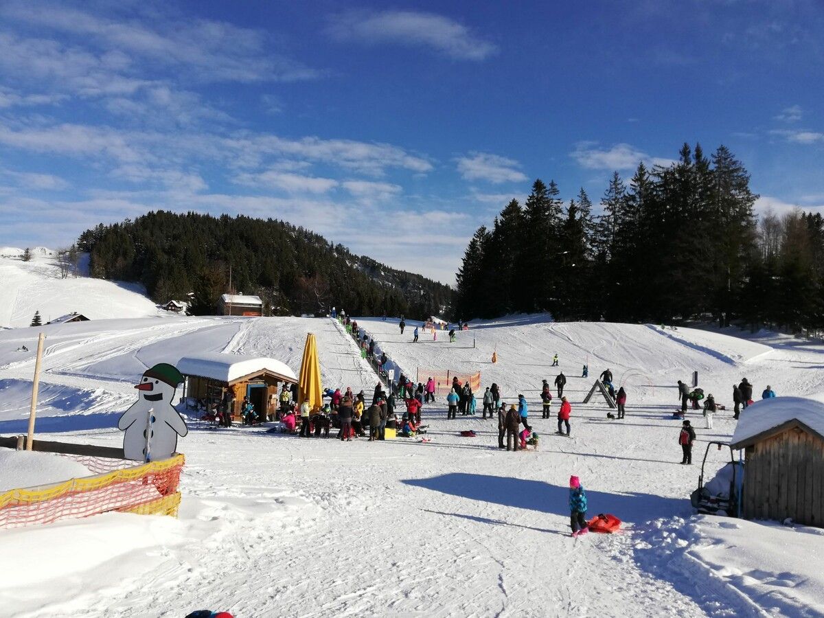 Am Zwergberg haben schon Zigtausende Kinder ihren ersten Skischwung geübt.⇒JH