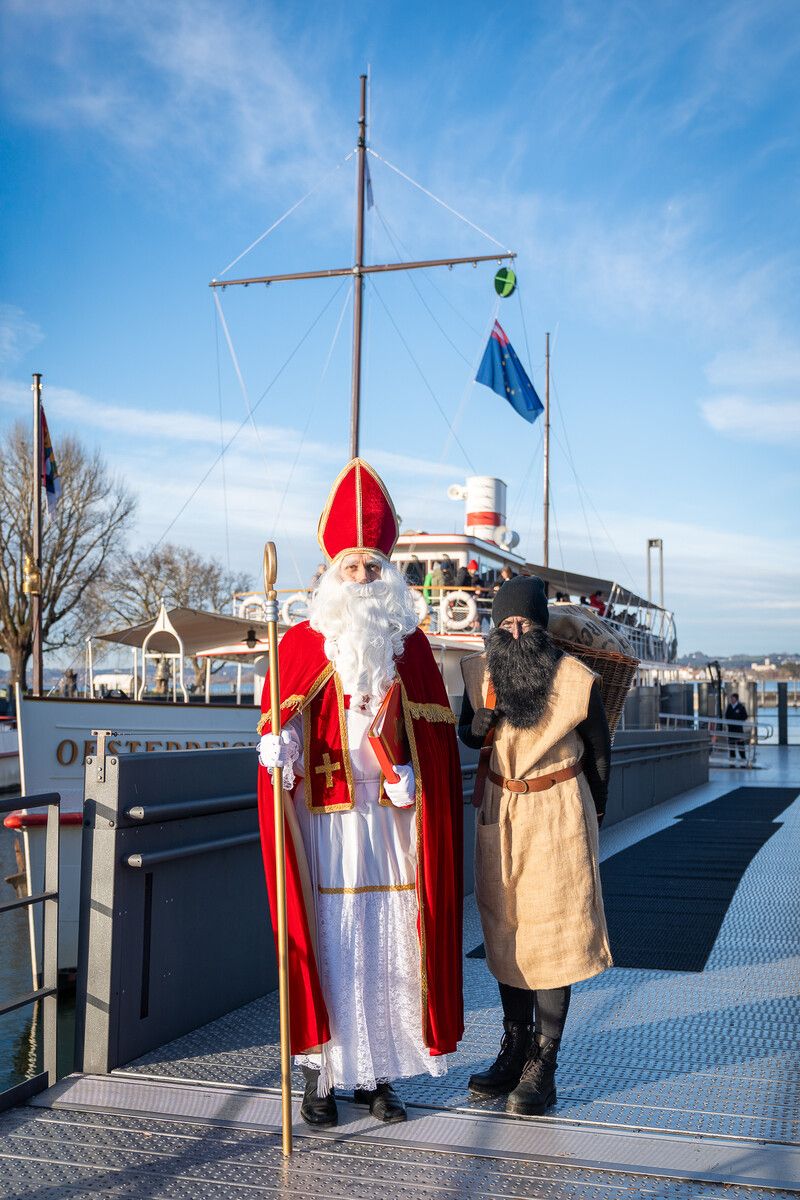 An Bord Sutterlüty lud zur Nikolausfahrt auf der MS Oesterreich. An Bord erlebten zahlreiche Familien einen stimmungsvollen Auftakt in die Adventszeit. Für leuchtende Kinderaugen sorgte der Besuch des Nikolaus. 40 Kinder und Begleitpersonen des Kinderdorfs konnten kostenlos an der Ausfahrt teilnehmen und einen Nachmittag auf dem See genießen.⇒Sutterlüty