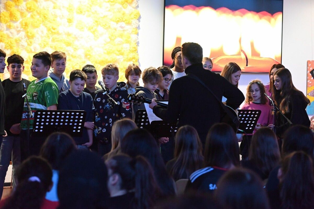An der Mittelschule Hasenfeld fand am letzten Tag vor den Ferien eine interreligiöse Weihnachtsfeier statt.⇒BVS (3)
