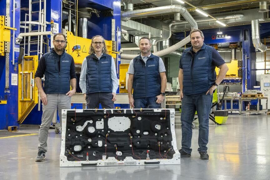 Andreas Hosp, Markus Juen, Johannes Amann und Andreas Jochum blicken auf eine sehr positive Entwicklung bei Carcoustics. Mit im Bild: die thermogeformte Stirnwand.