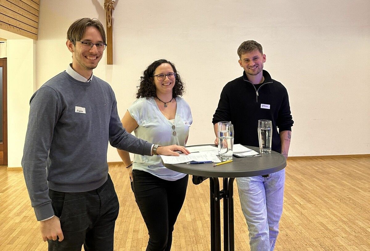 Andreas Pfeifer und Jasmine Rüdisser im Gespräch mit Fußballprofi Johannes Tartarotti.⇒cth (3)