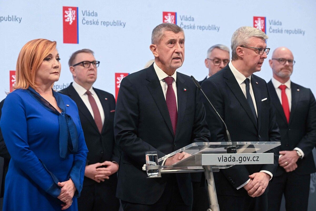 Andrej Babis mit Kabinettsmitgliedern.⇒AFP