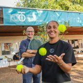 Die mit den Tennisbällen tanzt