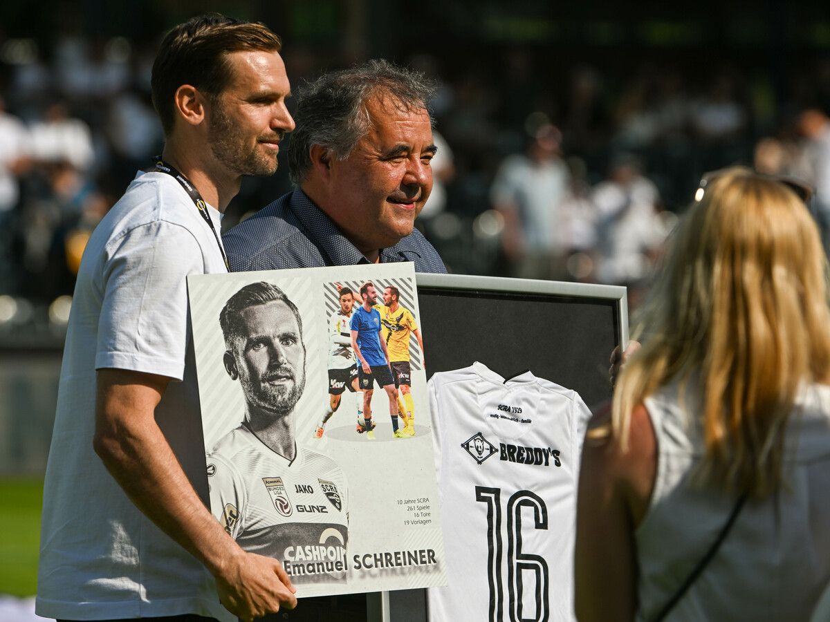 Anlässlich seiner Verabschiedung im Mai 2023 gab es Geschenke aus den Händen von SCRA-Präsident Peter Pfanner für Langzeitspieler Emanuel Schreiner.⇒gfpa