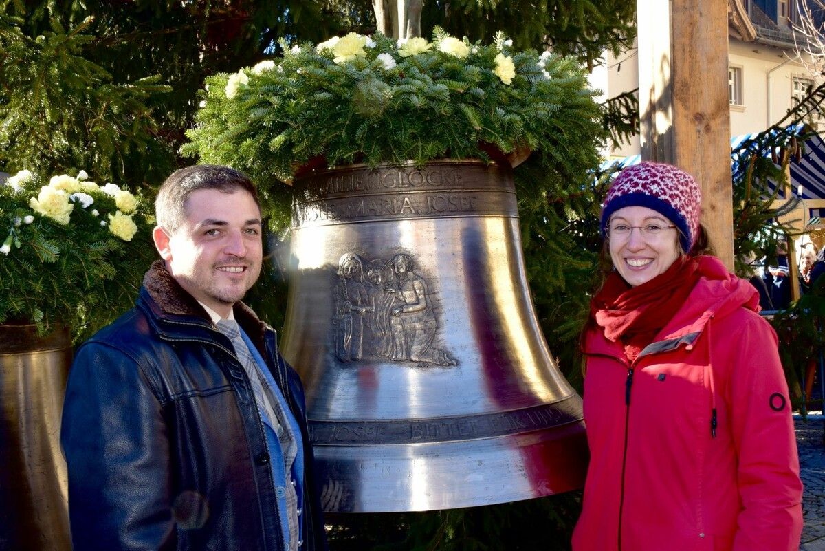 Anna Bertle aus Schruns – hier mit Nicolai Wieland – hat die Familienglocke (Jesus, Maria und Josef) gestaltet. ⇒SCO