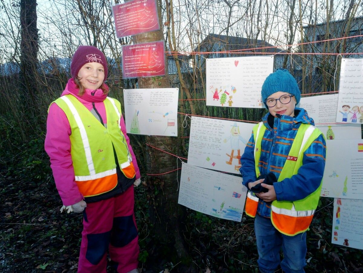 Anna und Tobias informieren sich über die Weihnachtsfeier weltweit. ⇒HE(3)